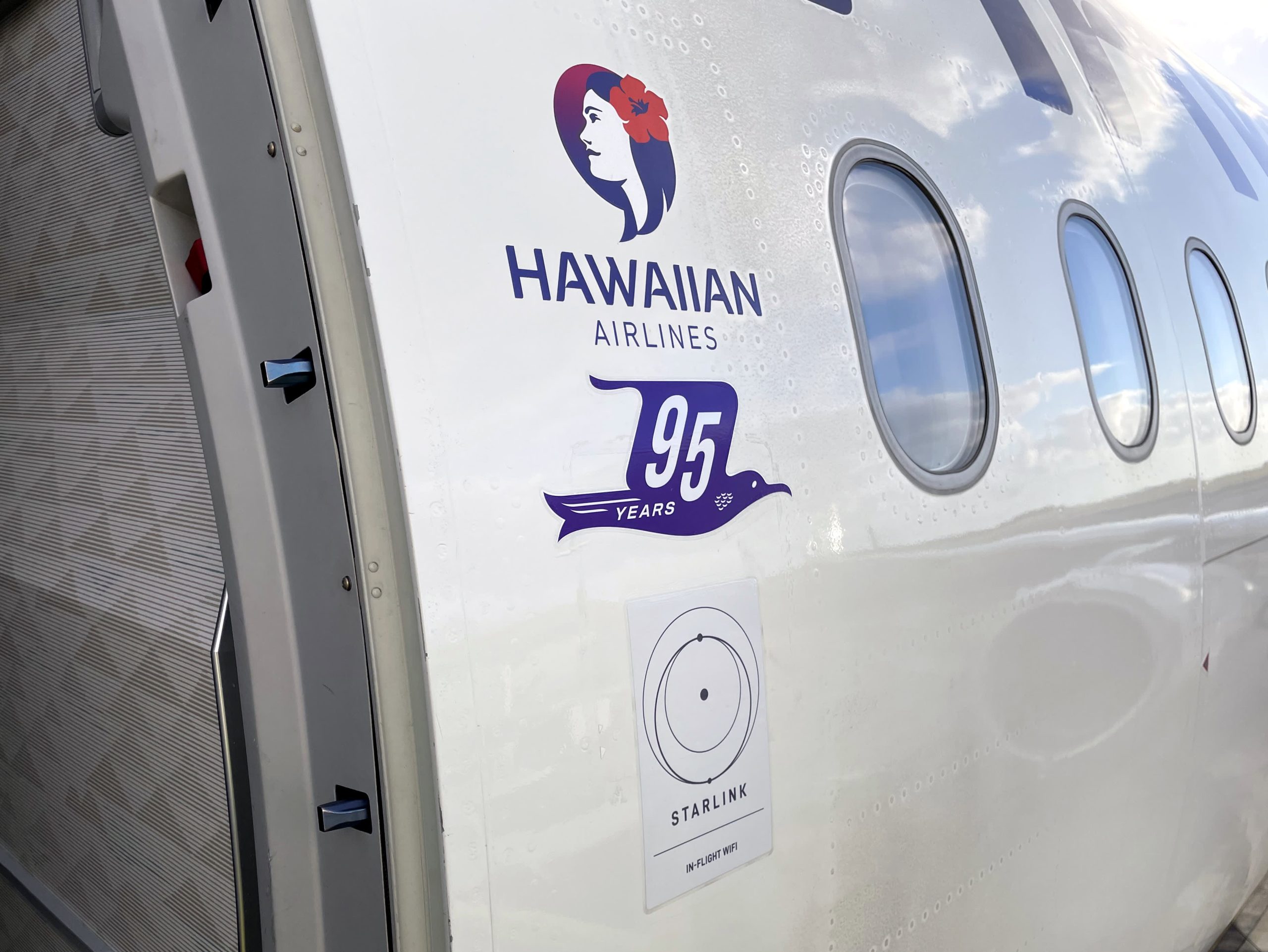 Hawaiian Airlines debuts free inflight WiFi from SpaceX’s Starlink