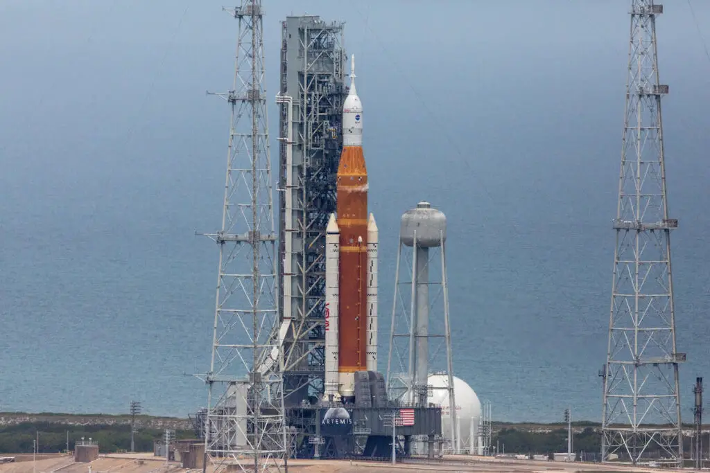 Hydrogen leak halts tanking test for Artemis moon rocket
