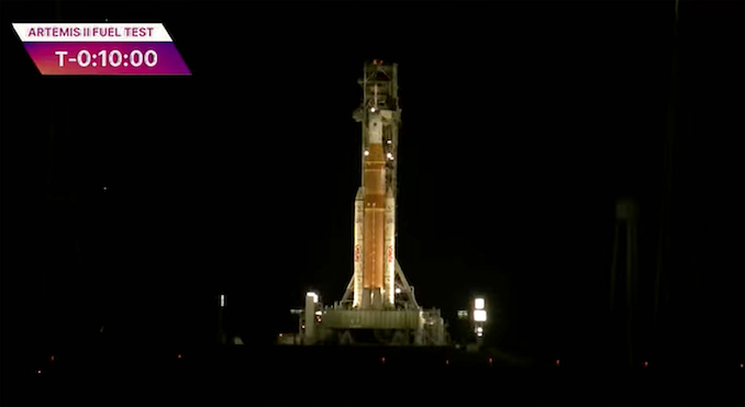 Engineers work around hydrogen fuel leak, press ahead with countdown