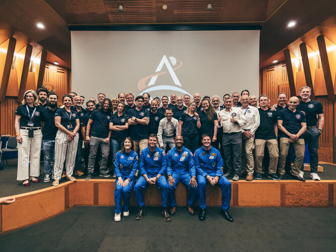 European Service Module team meets Artemis II crew