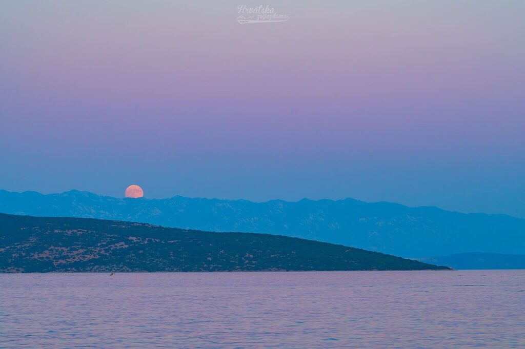 APOD: 2026 August 1 – Buck Moon and Belt of Venus