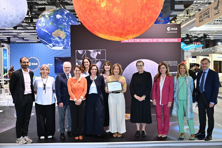 Géraldine Naja with the WIA-Europe award