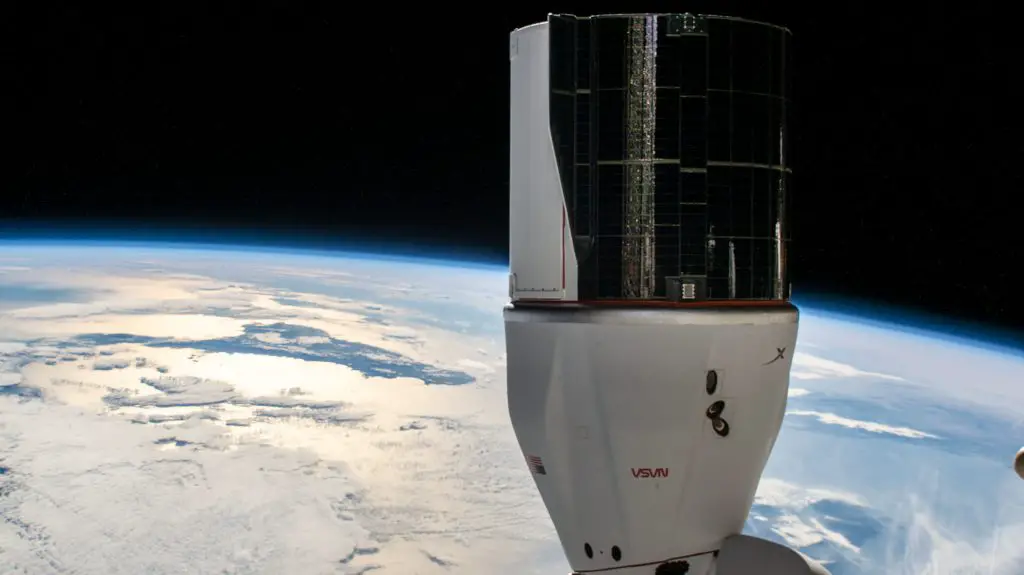 SpaceX Dragon capsule breaks U.S. spaceflight records