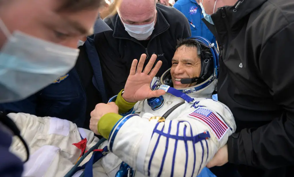Regreso del astronauta de la NASA que batió récords y sus compañeros