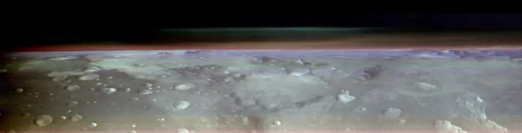NASA Orbiter Snaps Stunning Views of Mars Horizon