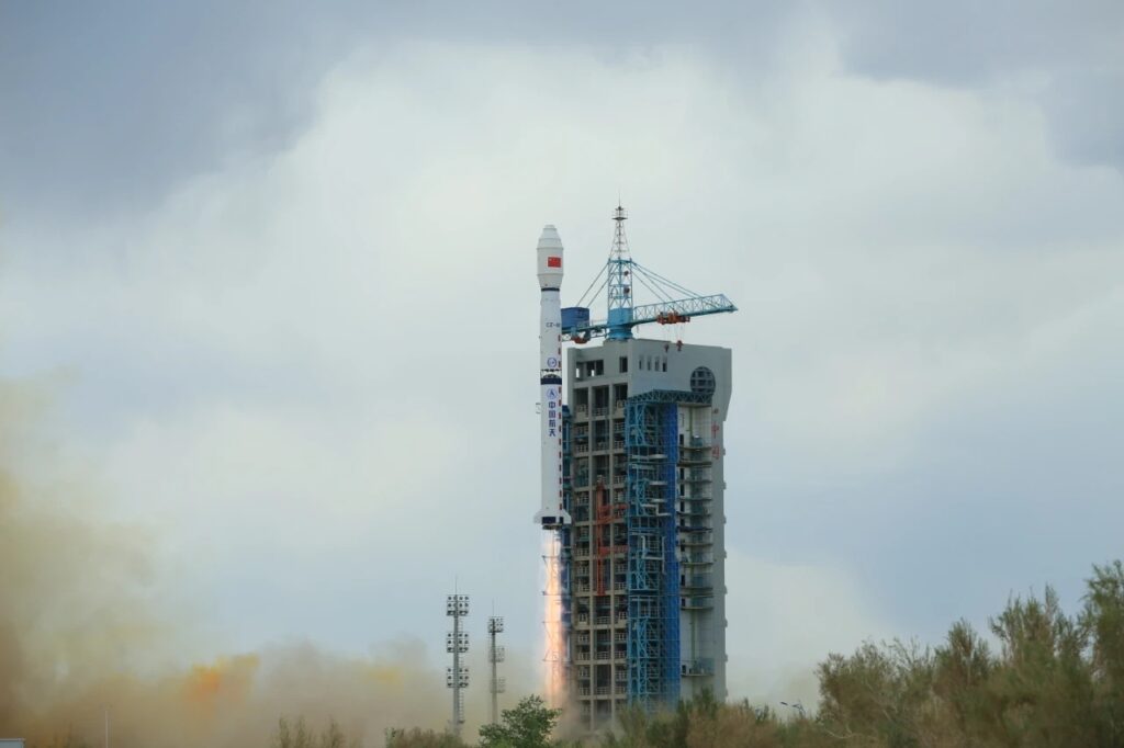 Chang Zheng-4B launches with two Tianhui 2 satellites