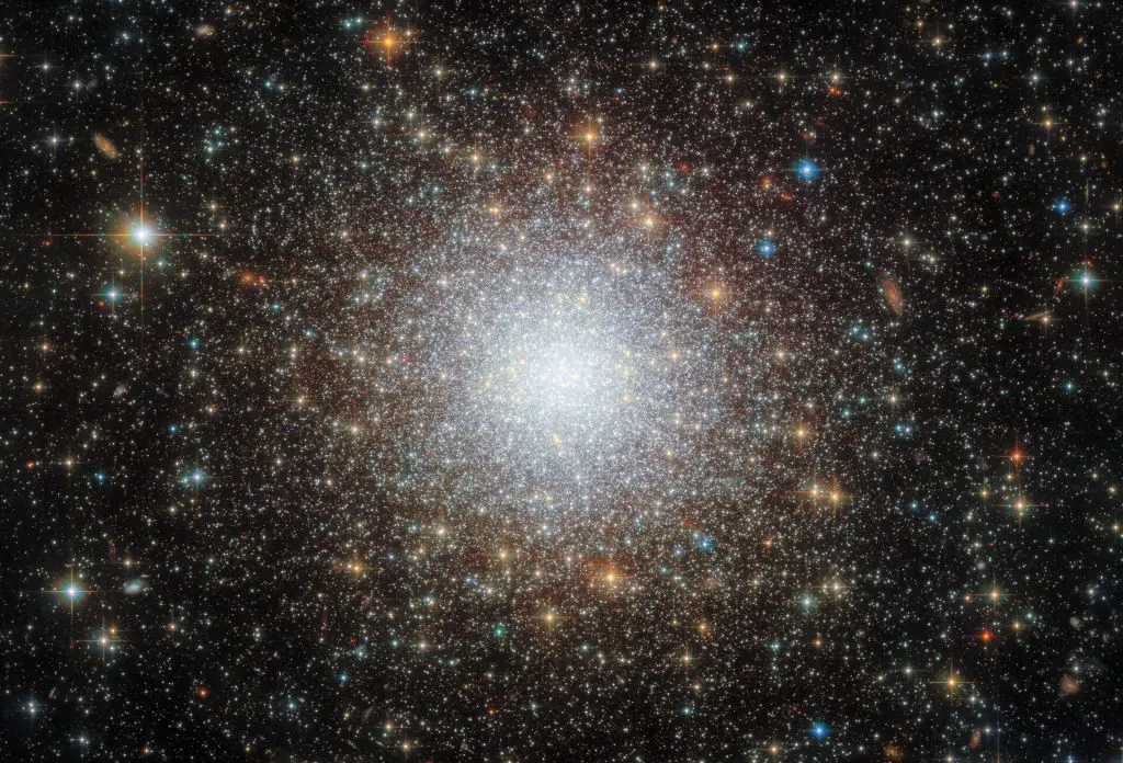 Daily Telescope: Hubble images a dazzling star cluster 158,000 light-years away