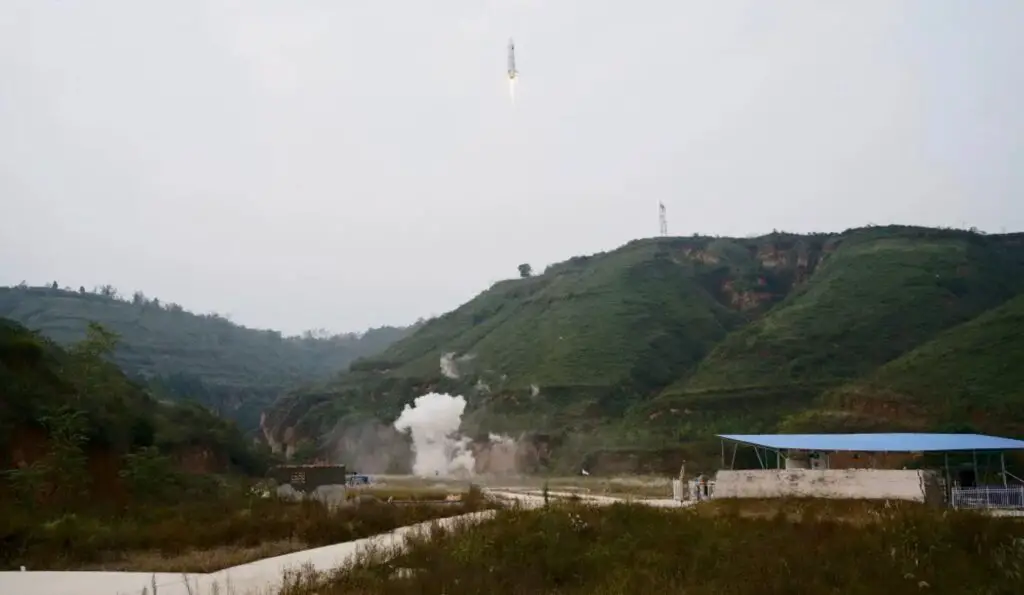 Deep Blue Aerospace conducts 100-meter VTVL rocket test