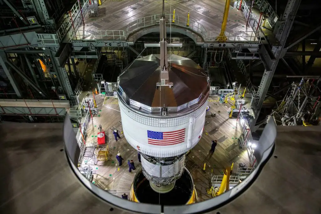 Upper stage added to SLS stack in Vehicle Assembly Building