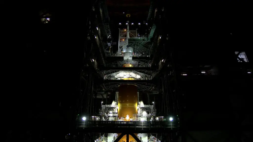 Artemis 1 Orion joins SLS to complete vehicle stack