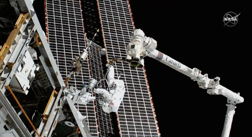 Spacewalkers replace faulty antenna outside space station