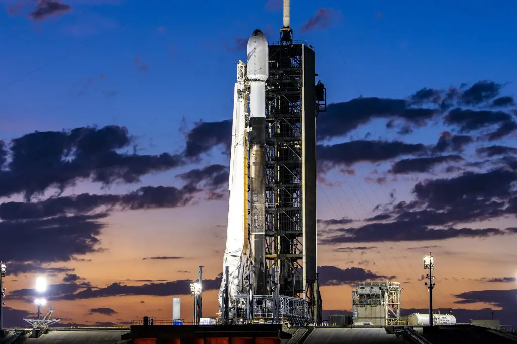 Fueling a spacecraft while it’s on a rocket? “Not trivial,” SpaceX official says.