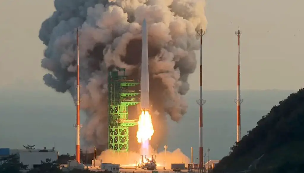 South Korean rocket fails to reach orbit on inaugural test flight