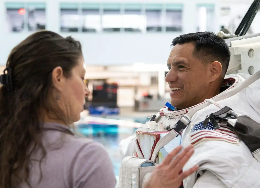 La NASA ofrece una sesión informativa y entrevistas con el astronauta Frank Rubio antes de su despegue