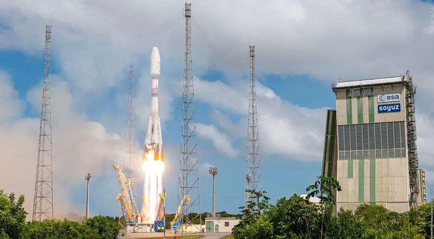 Soyuz launches French reconnaissance satellite in final 2020 launch