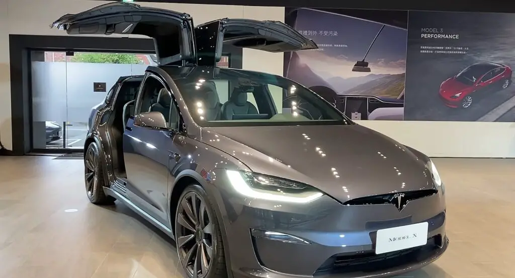Some Tesla customers are now expecting a 2-year wait for their new Model X